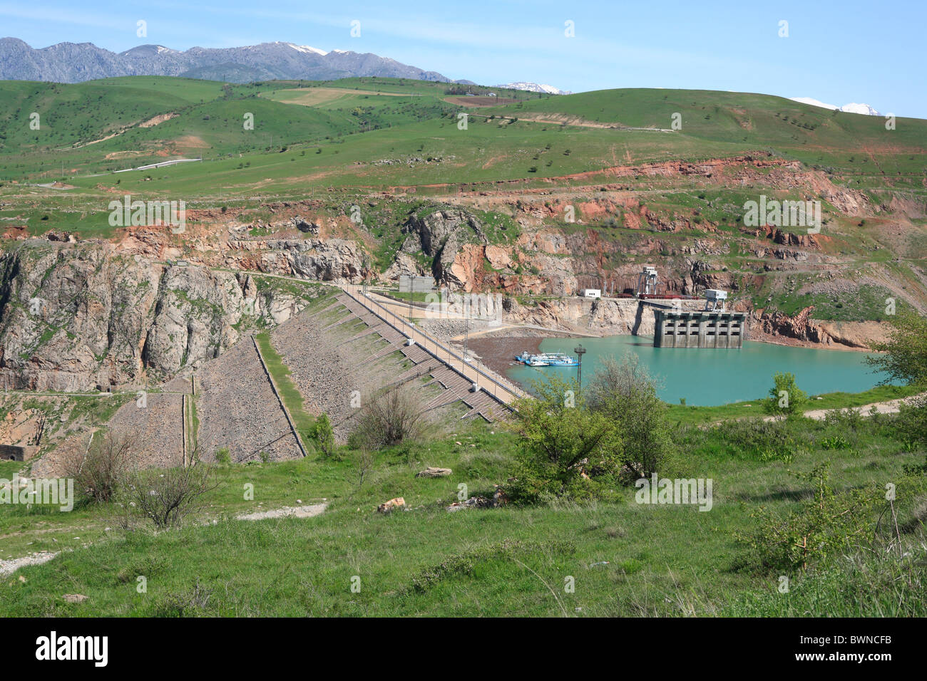 Uzbekistan in Asia centrale serbatoio Chorvak montagne Tian-Shan Tashkent verde acqua industria erba idro hydr Foto Stock