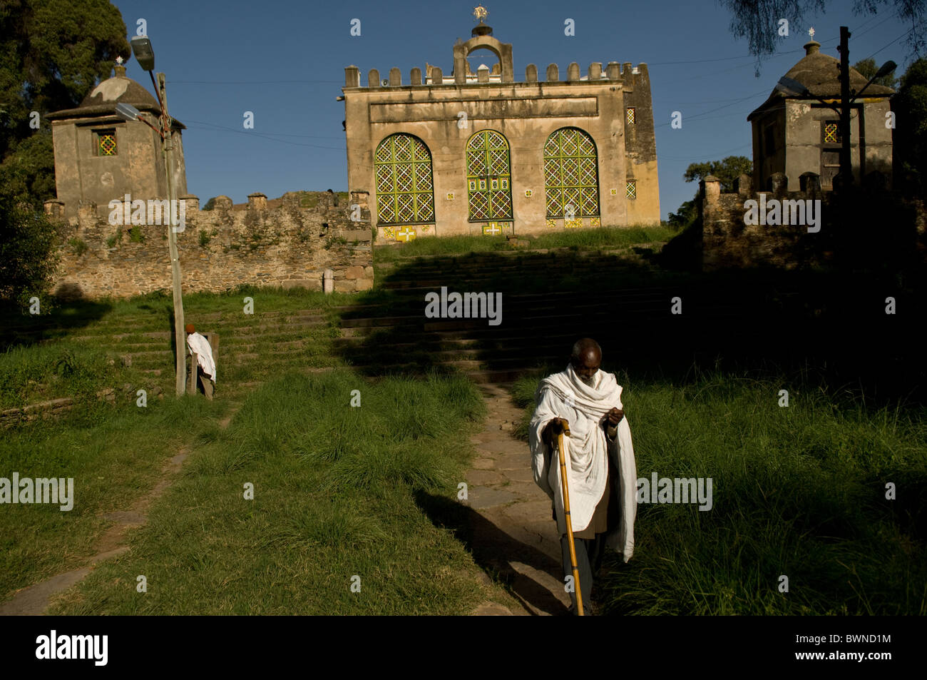 Un uomo in bianco di fronte alla vecchia chiesa di Santa Maria di Sion, Axum, Etiopia Foto Stock