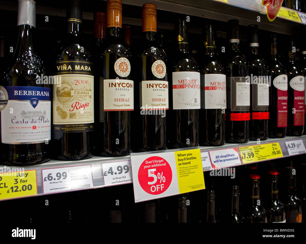Bottiglie di vino scontati in Supermercato UK Foto Stock