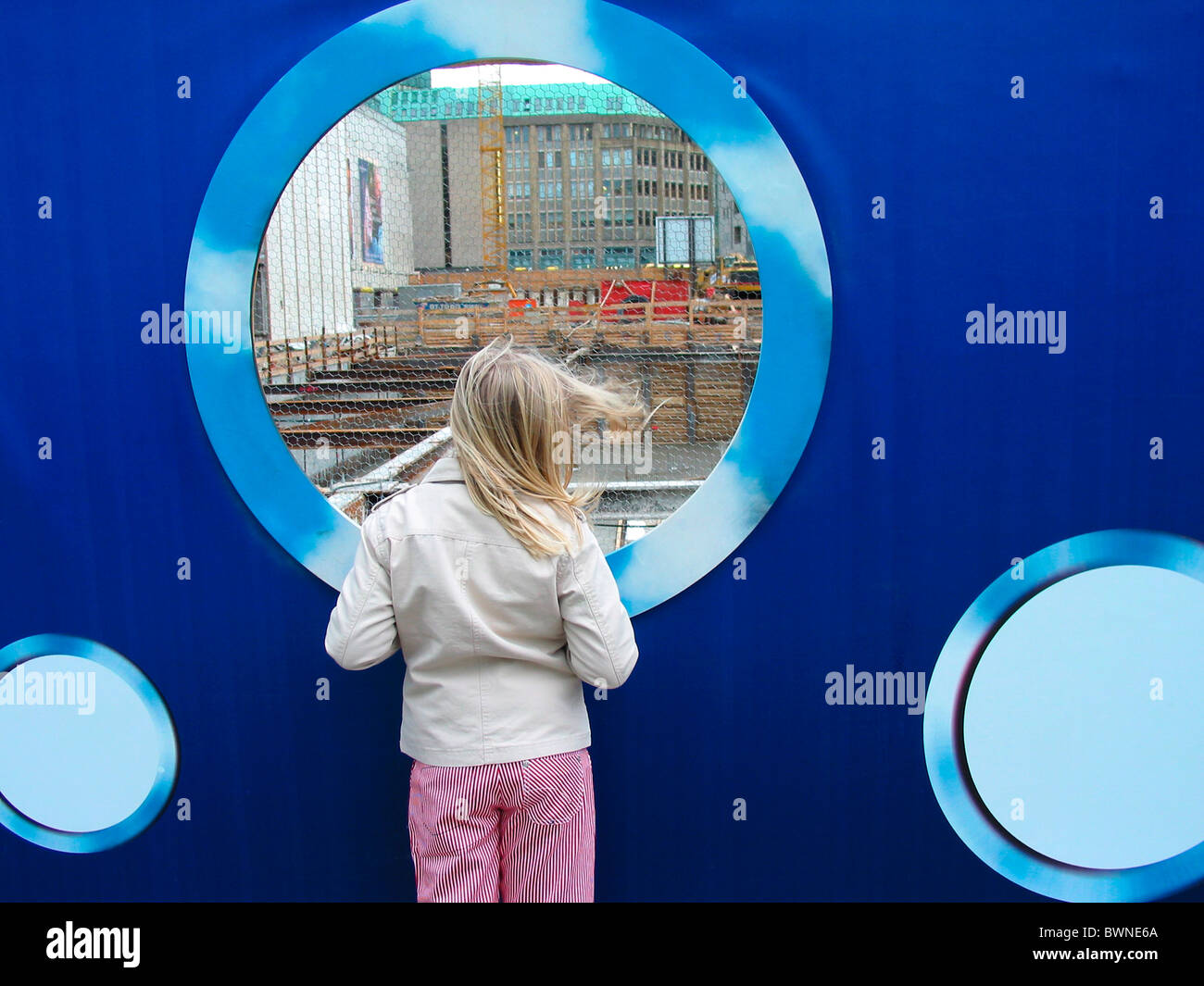 Amburgo Germania Europa curiosità edificio ragazza bionda sito sito in costruzione foro muro wachting chil indiscreti Foto Stock