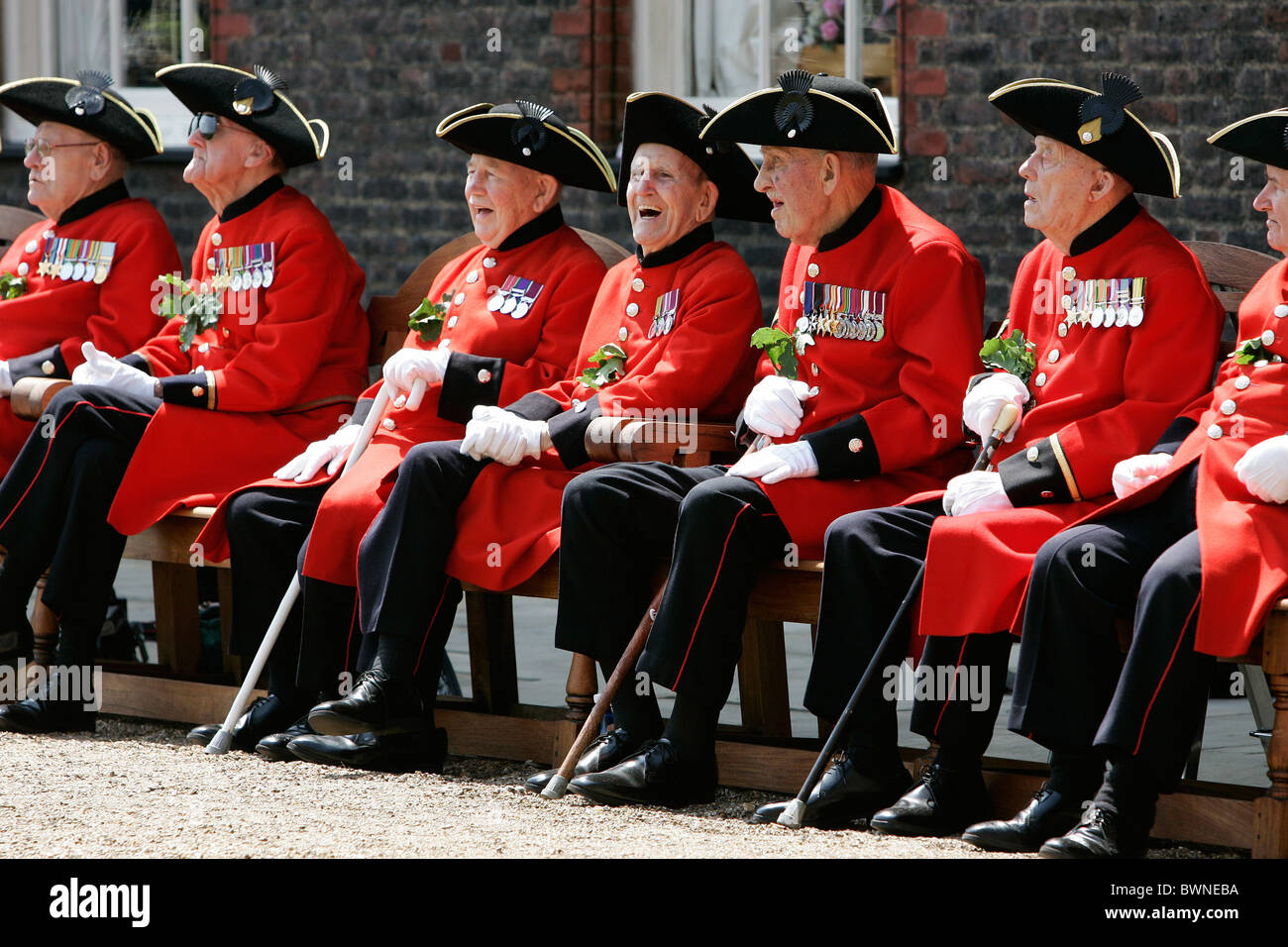 Chelsea pensionati all'annuale Festa del Fondatore Parade presso il Royal Hospital di Chelsea. Foto Stock