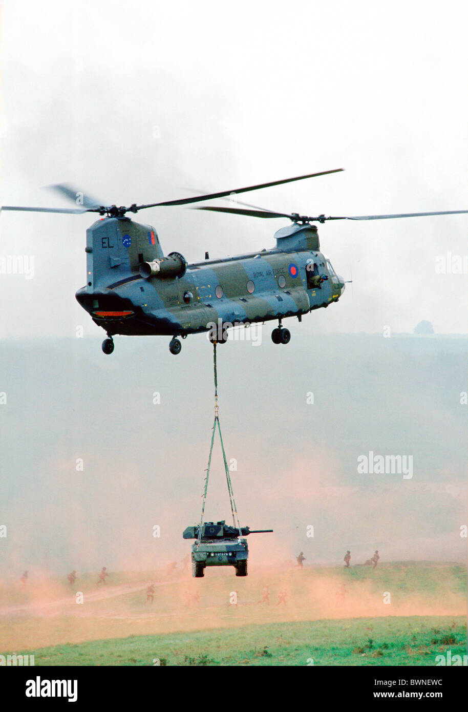 Le manovre dell'esercito della quinta brigata Airbourne a Salisbury Plain. Foto Stock