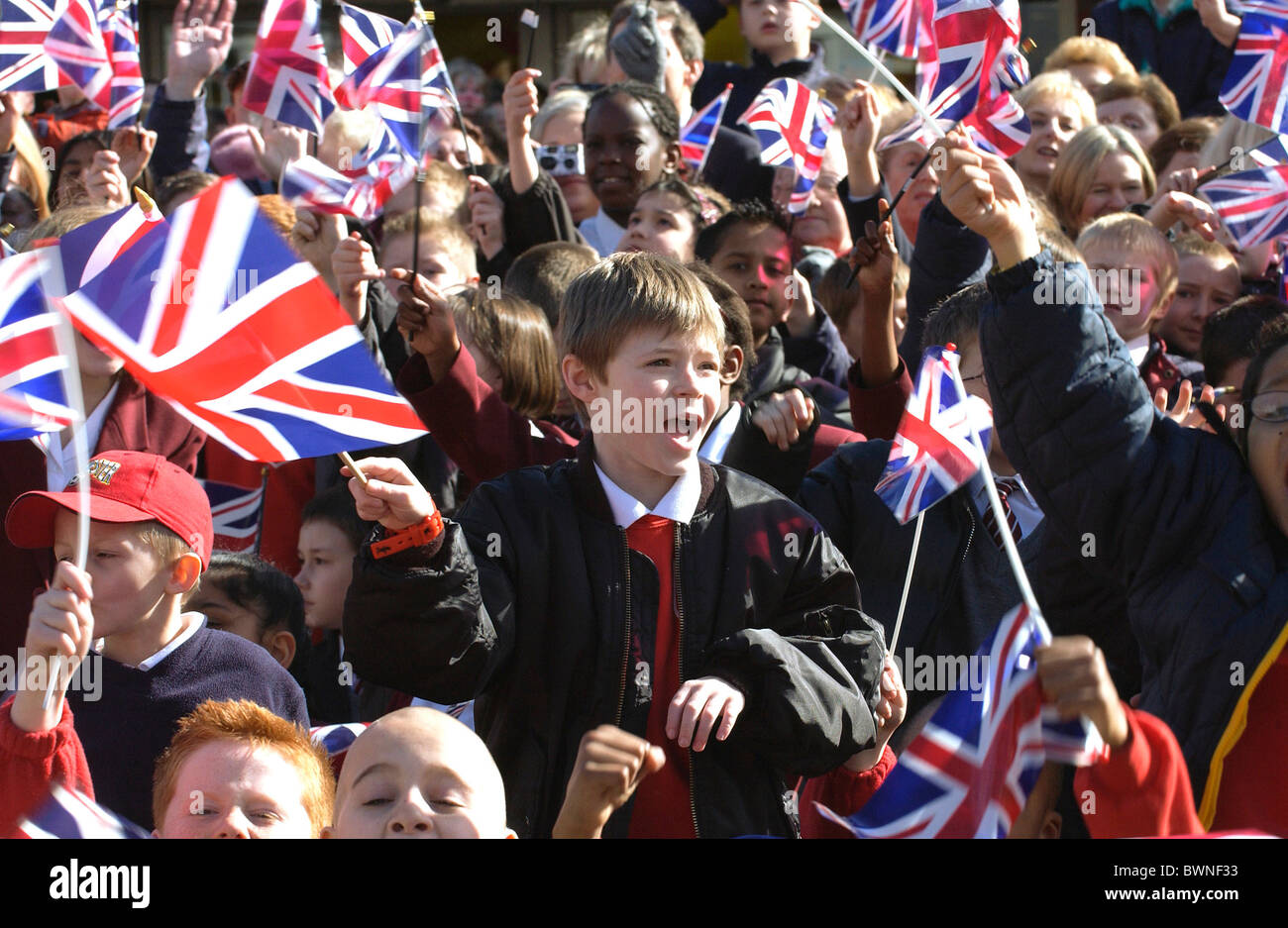 Grande folla di bambini sventolando Union Jack Flag nel mercato di Romford, Essex Foto Stock