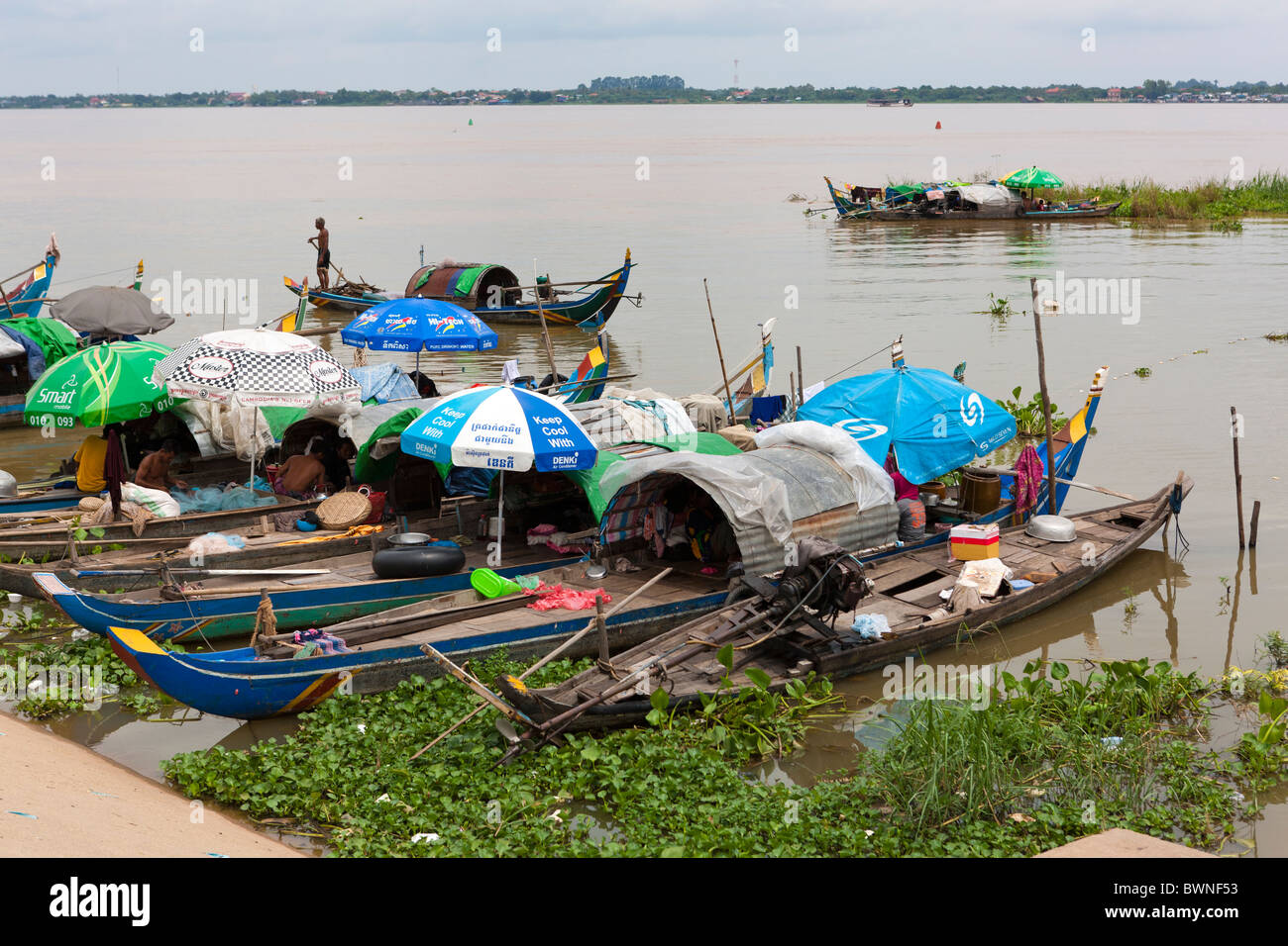 Persone che vivono dal fiume Mekong in Phnom Penh Cambogia, Indocina, Asia sud-orientale, Asia Foto Stock