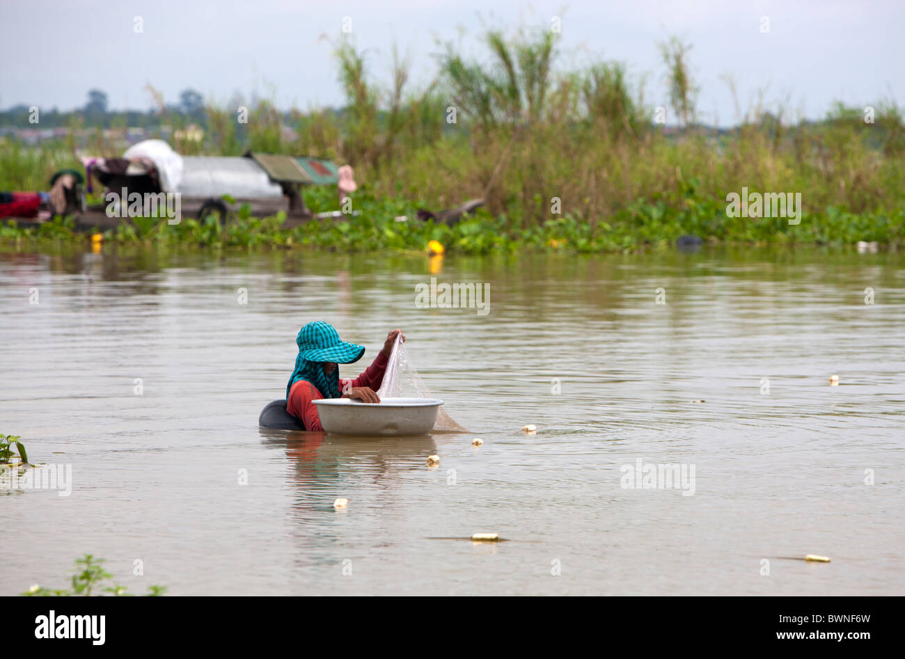 Pescatore nelle acque del fiume Mekong. Phnom Penh. Cambogia Foto Stock