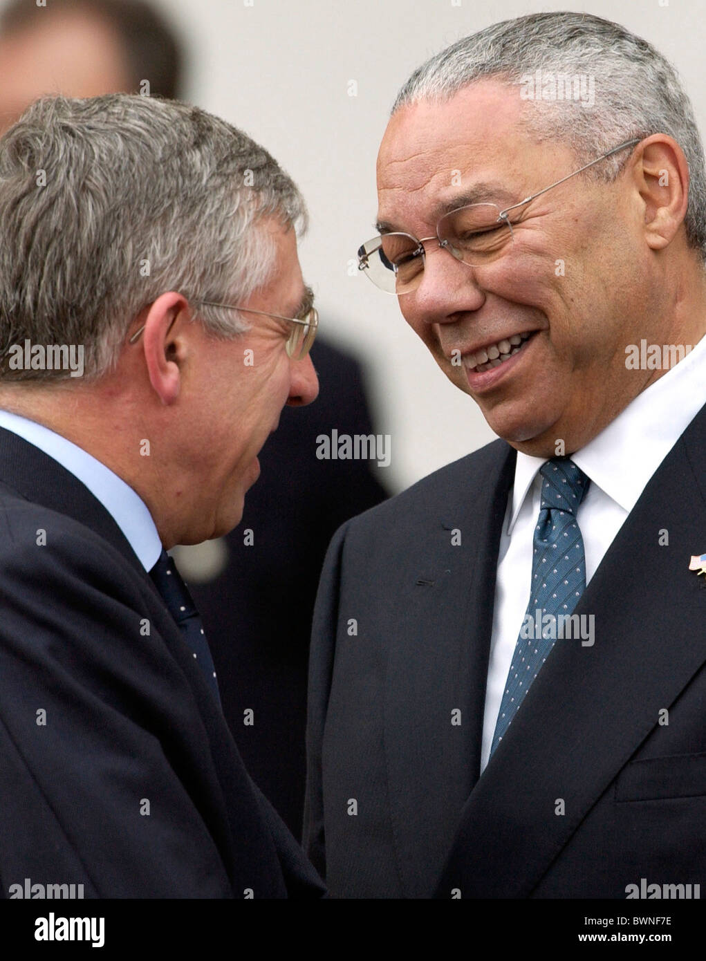 Segretario degli esteri britannico Rt onorevole Jack Straw MP a ridere con Colin Powell, il Segretario di Stato statunitense in Gran Bretagna Foto Stock