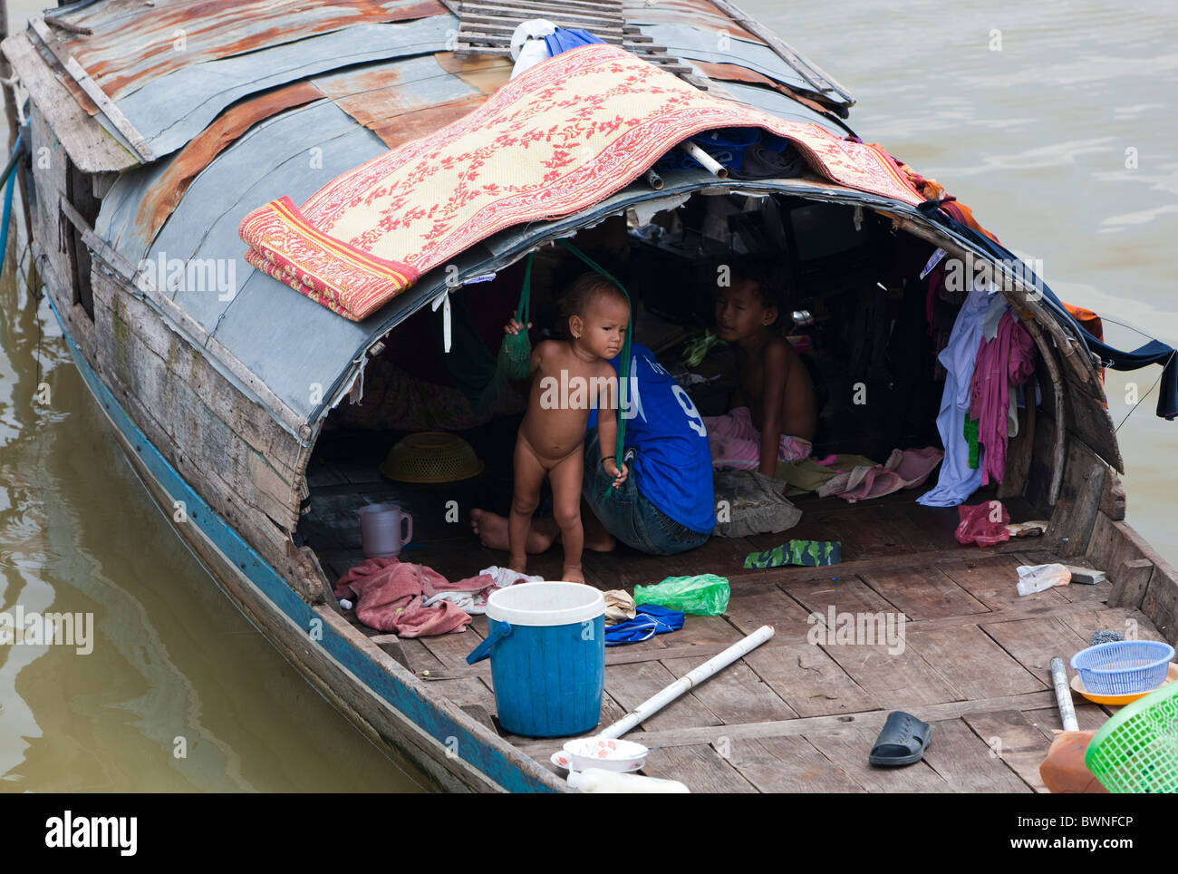 Persone che vivono dal fiume Mekong in Phnom Penh Cambogia, Indocina, Asia sud-orientale, Asia Foto Stock