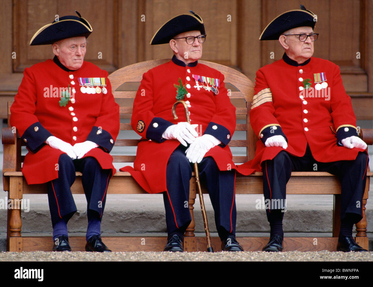 Chelsea pensionati seduto fuori il Royal Hospital di Chelsea durante la festa del Fondatore Parade. Foto Stock