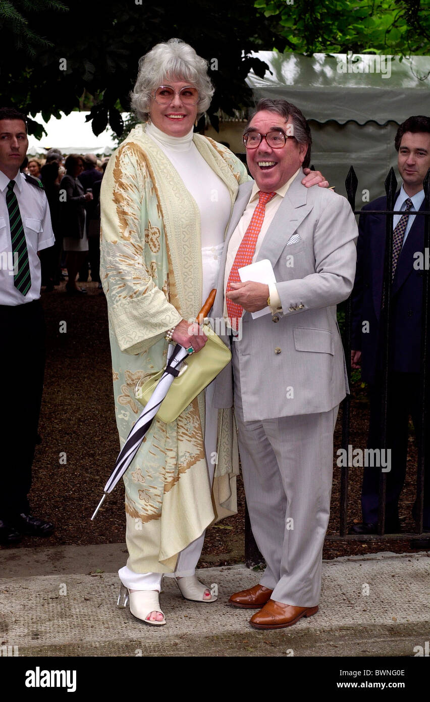 Il comico RONNIE CORBETT con sua moglie Anne HART A CELEBRITY SUMMER PARTY A CHELSEA, Londra. Foto Stock