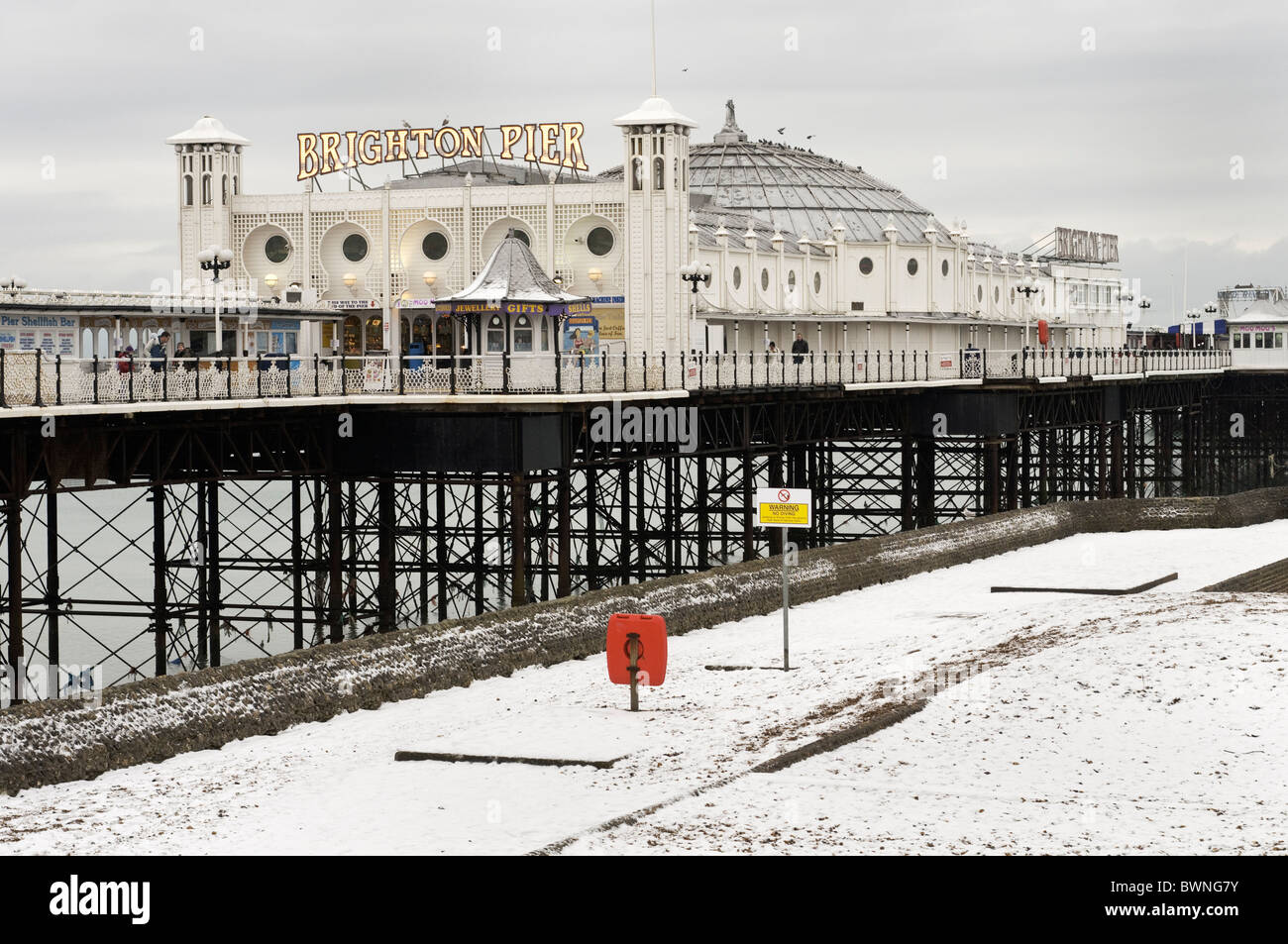 Il Palace Pier, Brighton nel profondo dell'inverno Foto Stock