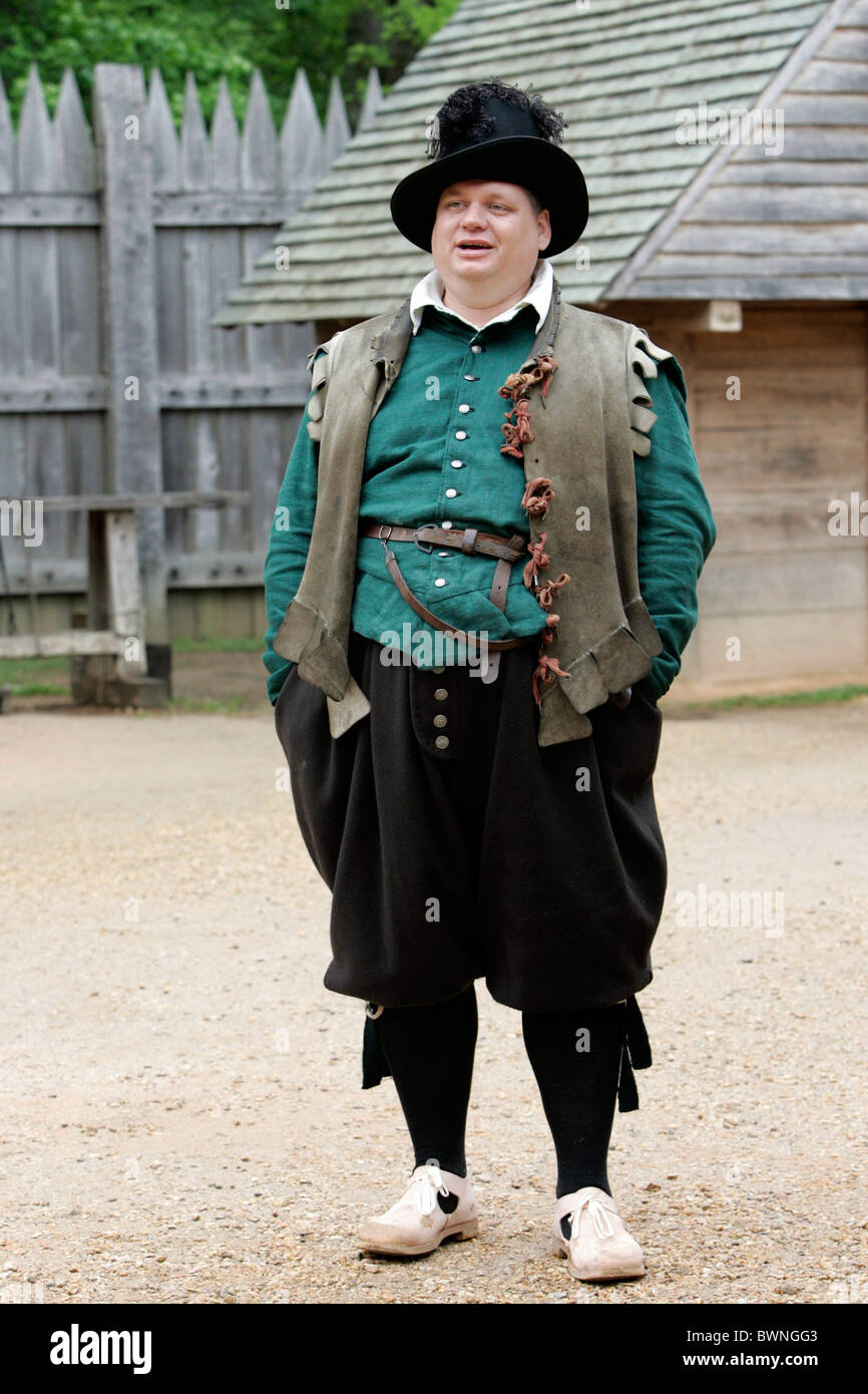 Uomo in costume storico a Jamestown Settlement Foto Stock