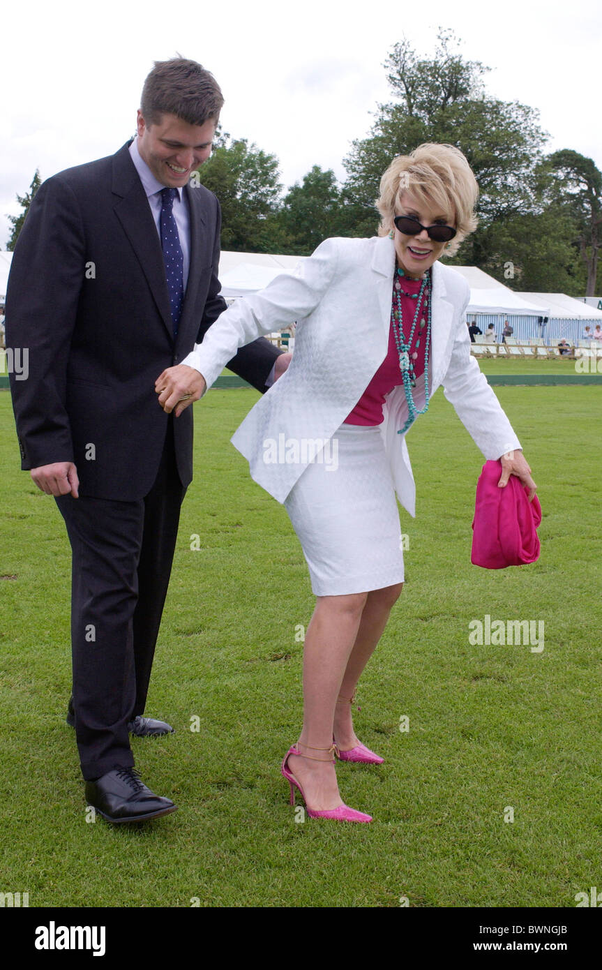 American Comedienne Joan Rivers 'piano di calpestio in punte' alla carità partita di polo Foto Stock