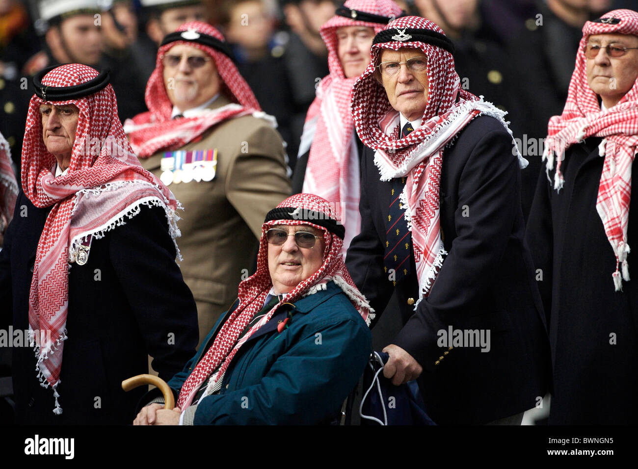I veterani del Trucial Oman Scouts marzo passato il cenotafio in Whitehall sul ricordo domenica per commemorare le vittime della guerra Foto Stock