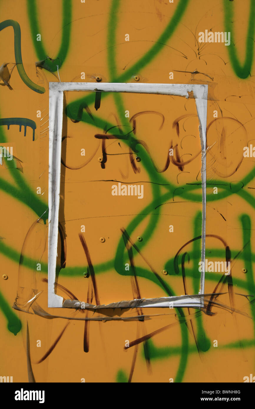 Messaggio strappato al graffiti superficie coperta parete in città città Foto Stock