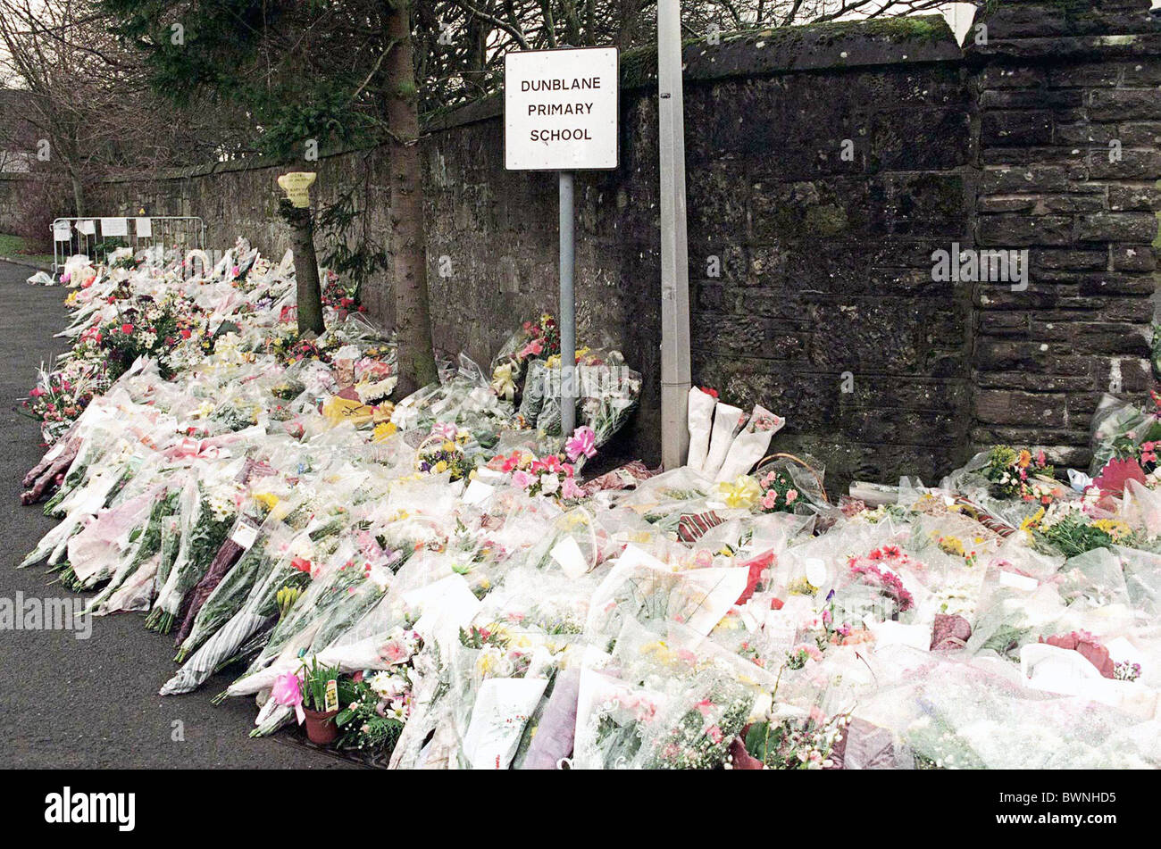 I MEMBRI DELLA COMUNITÀ piangono la morte di 16 bambini e la loro insegnante a Dunblane scuola primaria in Scozia. Foto Stock