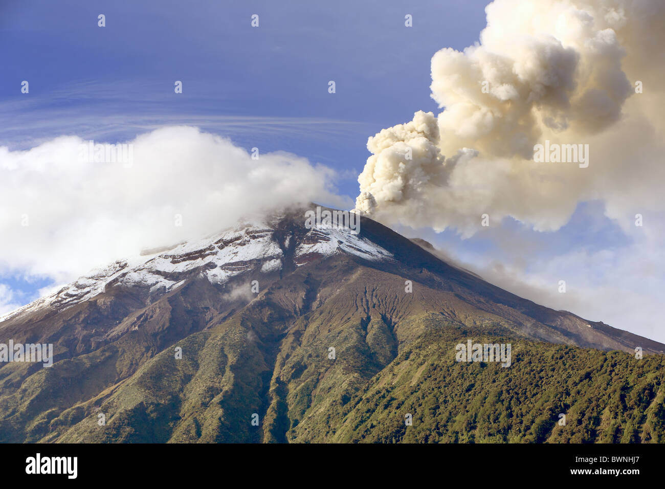 Vulcano Tungurahua fumatori 27 11 2010 Ecuador Sud America 8am Foto Stock
