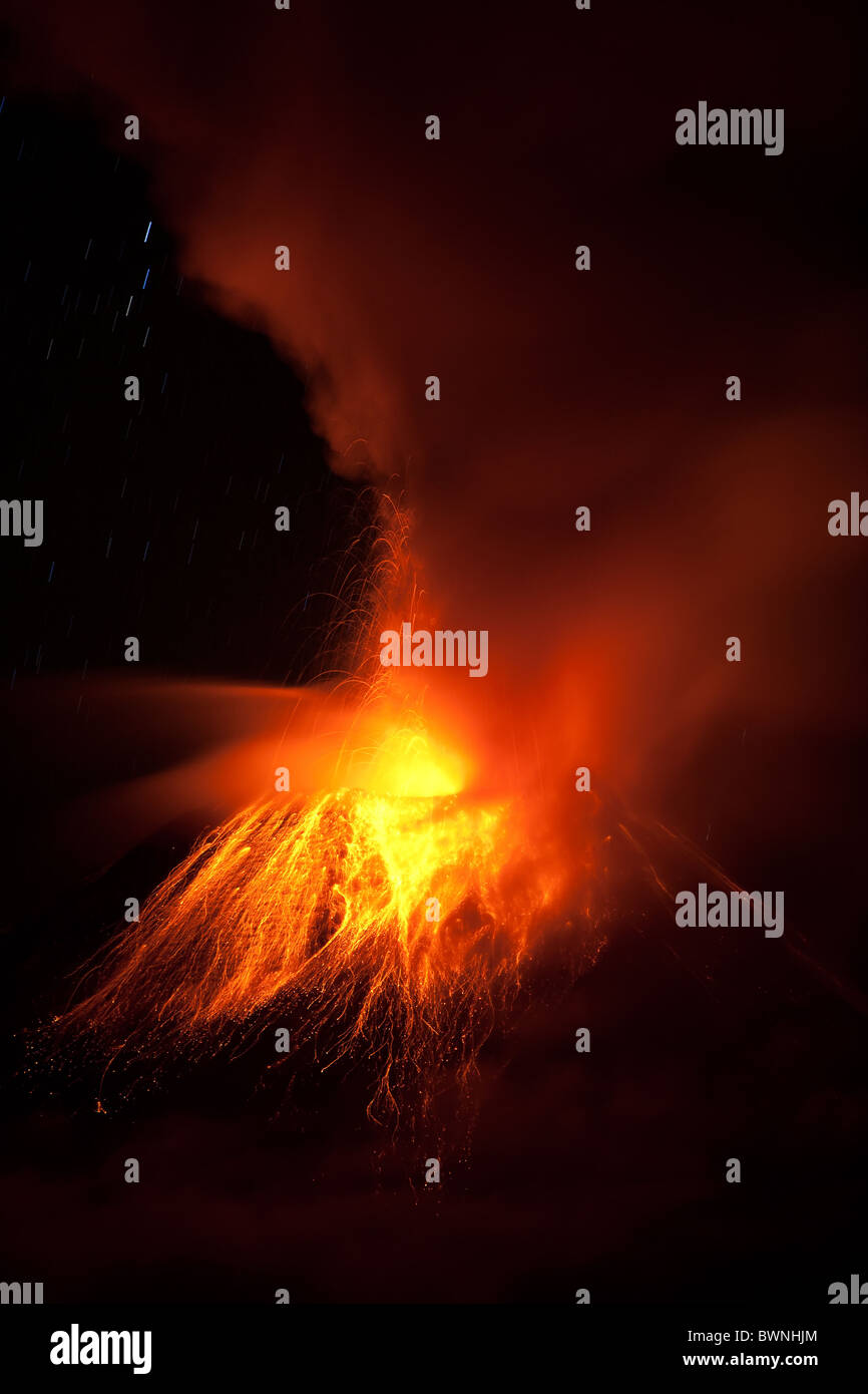 Vulcano Tungurahua eruzione 28 11 2010 ecuador america del sud alle 2 del mattino ora locale Foto Stock