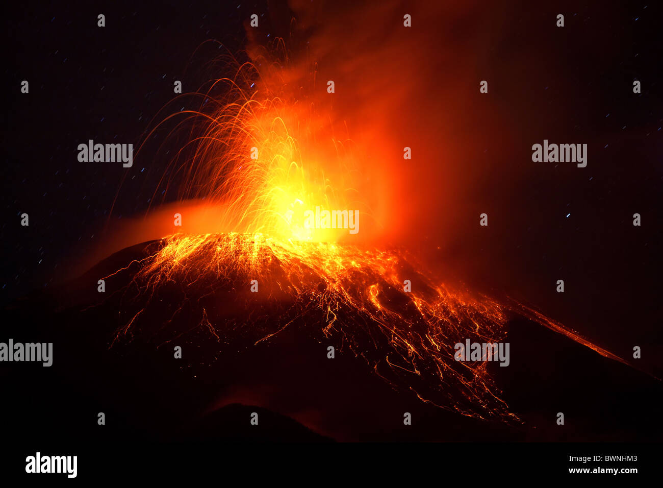 Vulcano Tungurahua eruzione 28 11 2010 ecuador america del sud alle 2 del mattino ora locale Foto Stock