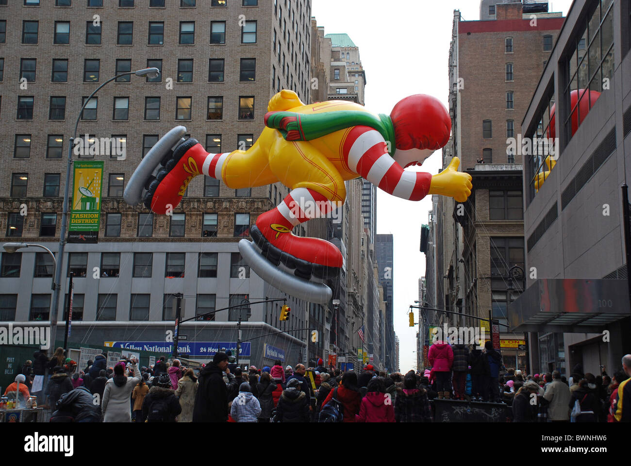 Palloncino guardando al 2010 Macy's Thanksgiving Day Parade New York City, Stati Uniti d'America, Ronald McDonald palloncino Foto Stock