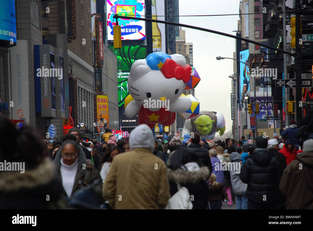 Palloncino guardando al 2010 Macy's Thanksgiving Day Parade New York City, Stati Uniti d'America, Hello Kitty, il palloncino Foto Stock