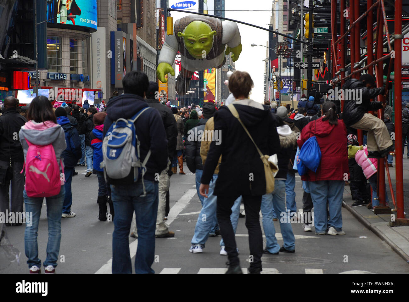 Palloncino guardando al 2010 Macy's Thanksgiving Day Parade New York City, Stati Uniti d'America, Shrek palloncino Foto Stock