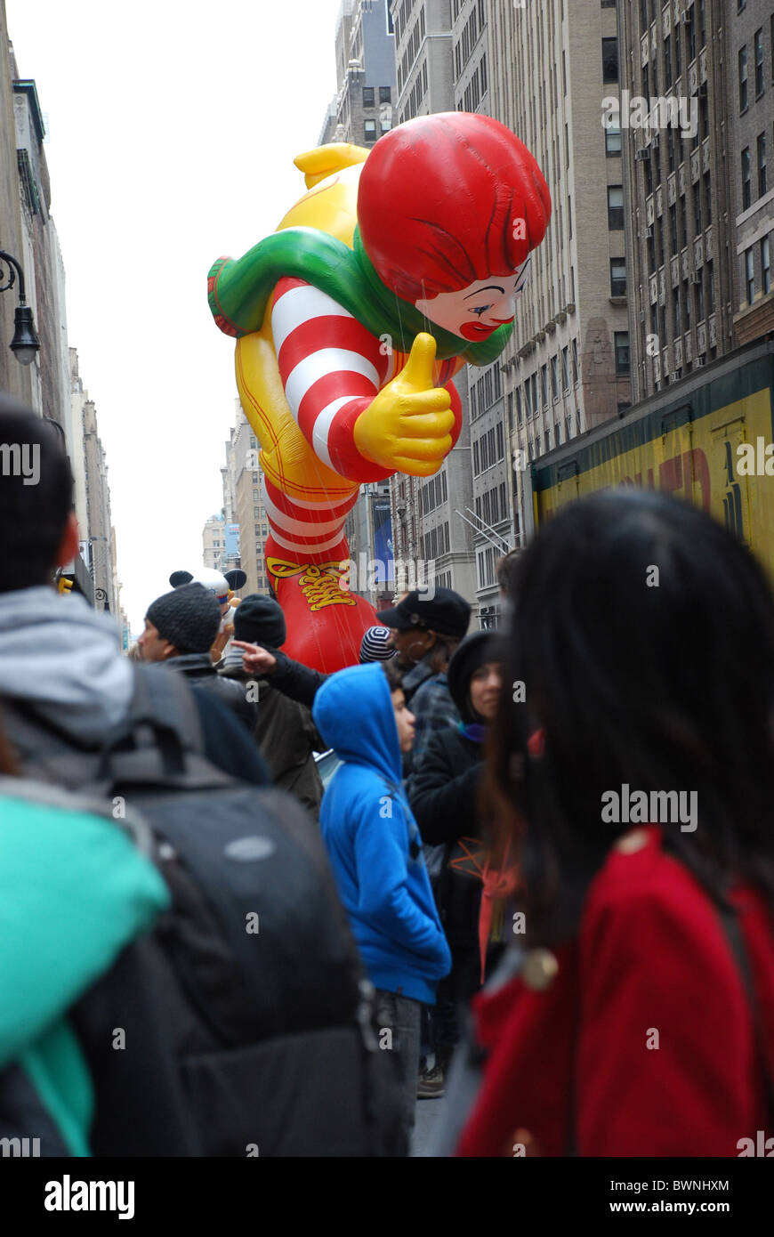 Palloncino guardando al 2010 Macy's Thanksgiving Day Parade New York City, Stati Uniti d'America, Ronald McDonald mongolfiere Foto Stock