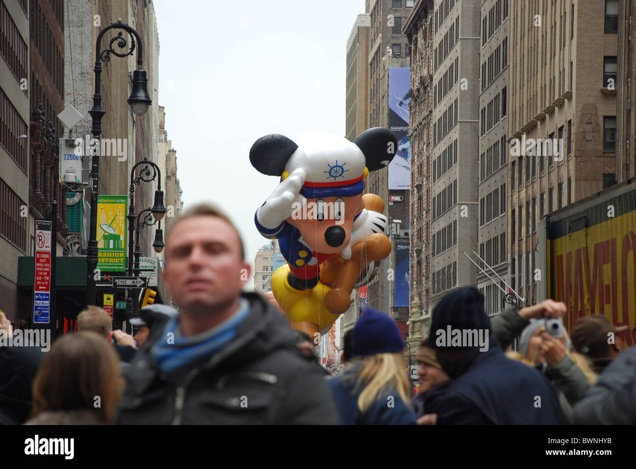 Palloncino guardando al 2010 Macy's Thanksgiving Day Parade New York City, Stati Uniti d'America, Topolino palloncino Foto Stock
