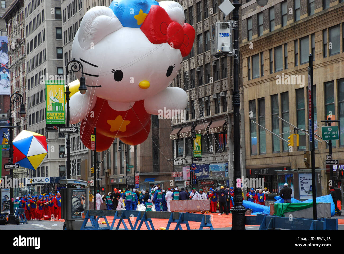 Spettatori palloncino guardando al 2010 Macy's Thanksgiving Day Parade New York City, Stati Uniti d'America, Hello Kitty palloncino Foto Stock