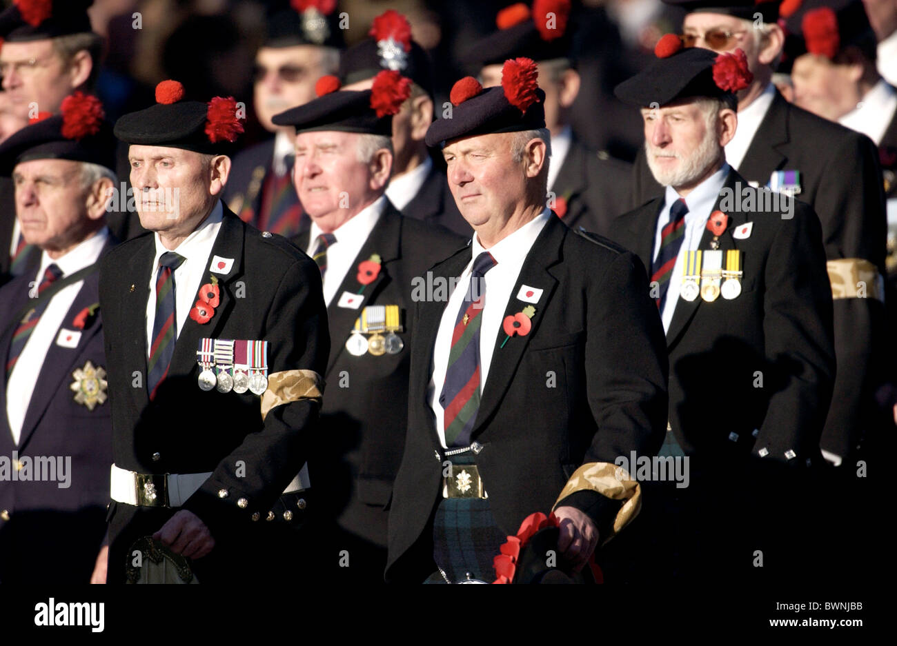 I veterani del Black Watch con il camuffamento fasce da braccio per colleghi perdere la vita in Iraq guerra, al Giorno del Ricordo il cenotafio di Londra Foto Stock