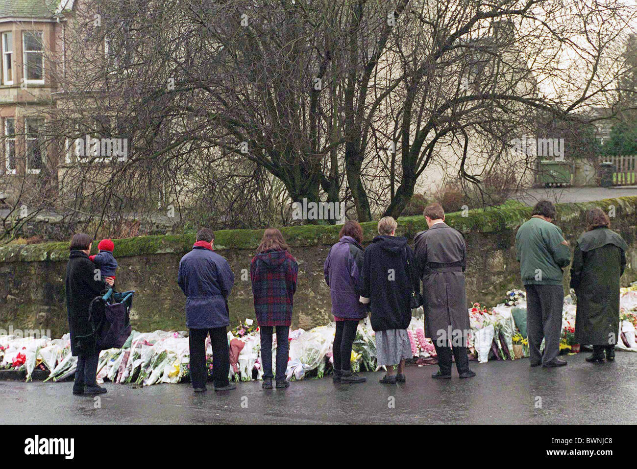 I MEMBRI DELLA COMUNITÀ piangono la morte di 16 bambini e la loro insegnante a Dunblane scuola primaria in Scozia. Foto Stock