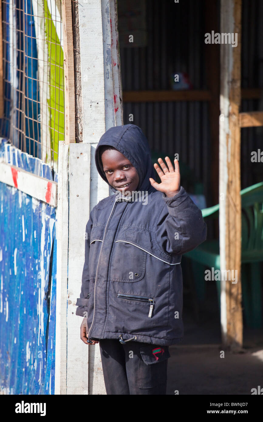 Ragazzo giovane sventolare, rurale del Kenya, Africa orientale Foto Stock