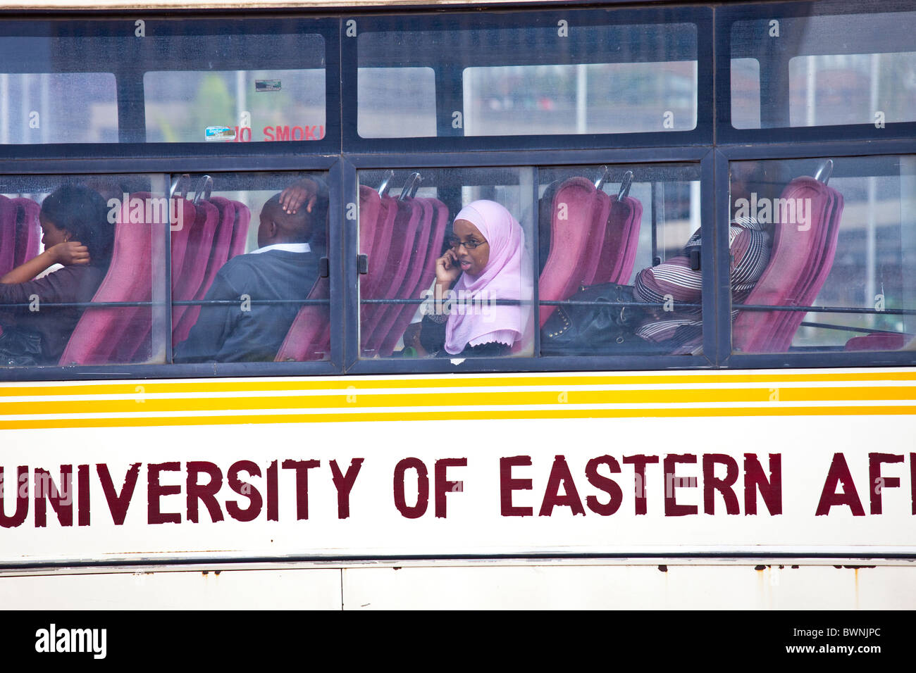 Ragazzina musulmana in una Università Cattolica dell Africa Orientale bus, Nairobi, Kenia Foto Stock