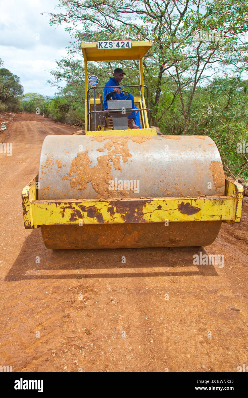 Schiacciasassi di costruire una strada a Nairobi in Kenya Foto Stock