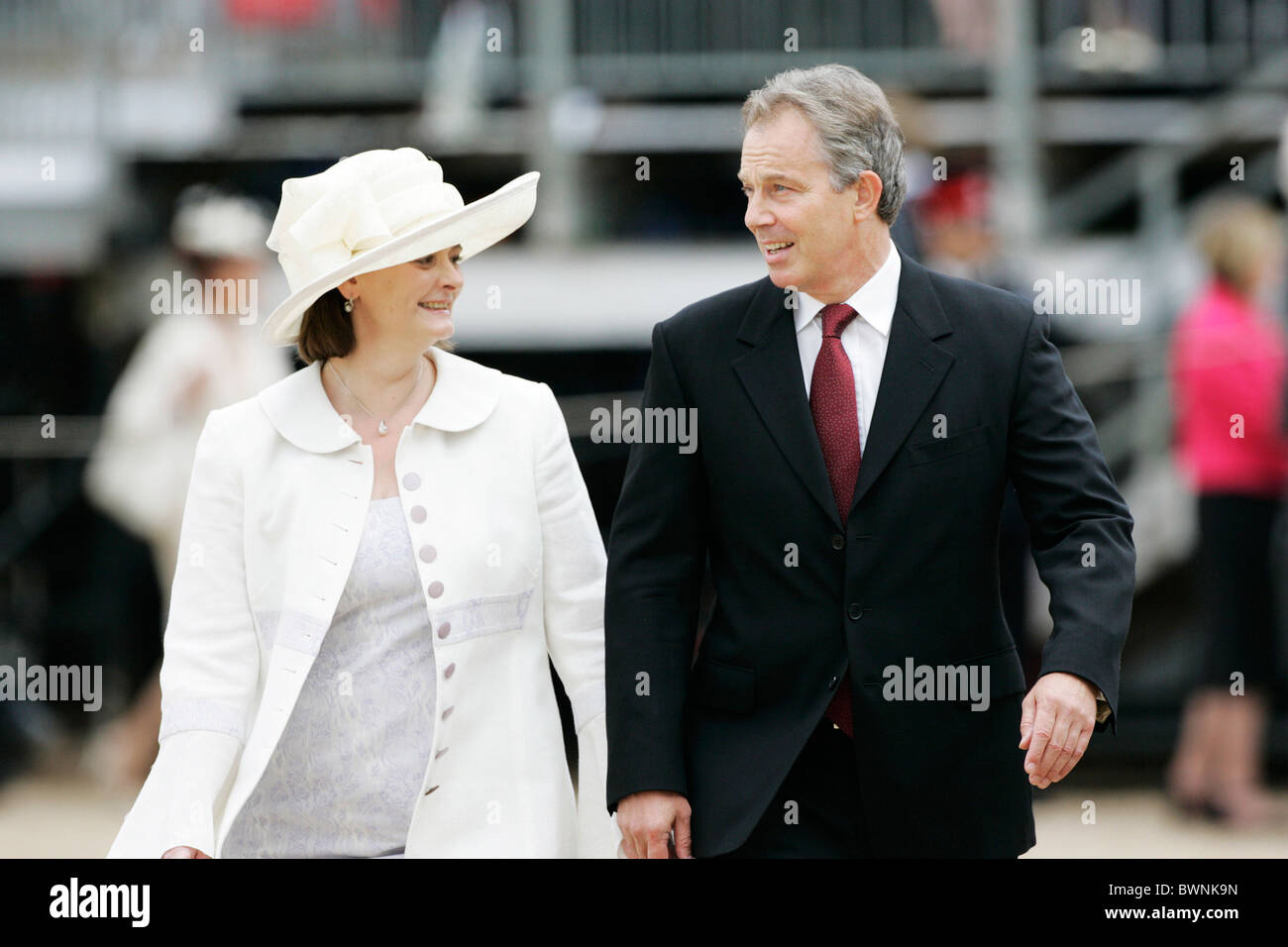 Il primo ministro Tony Blair e Cherie Blair a parade per Falkland veterani per commemorare i 25 anni dalla fine della guerra delle Falklands Foto Stock