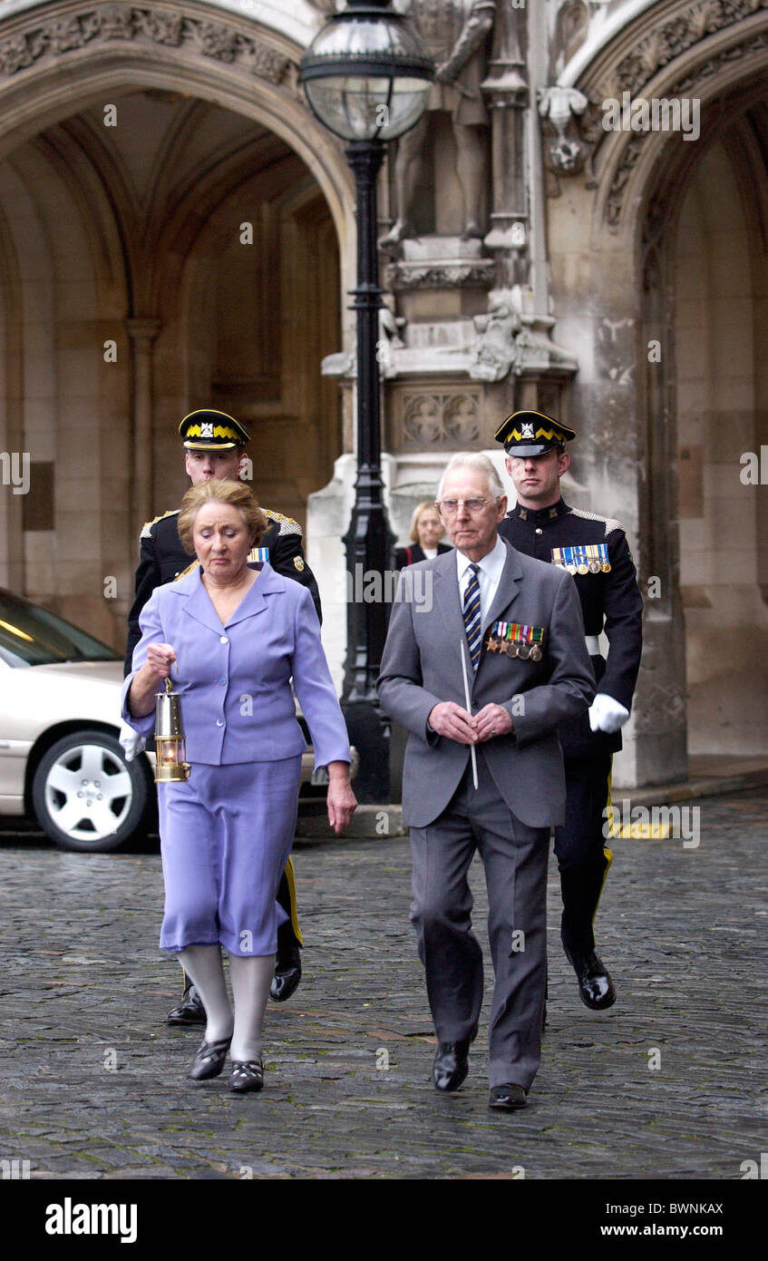 Susan Pollack, superstite di Auschwitz e grandi Williams, campo di concentramento soldato liberatrice sul Holocaust Memorial Day a Londra Foto Stock