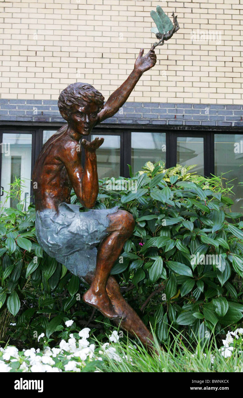 Londra più piccolo e la statua di Peter Pan e Tincurbell presso il Great Ormond Street Hospital di Londra. Foto Stock