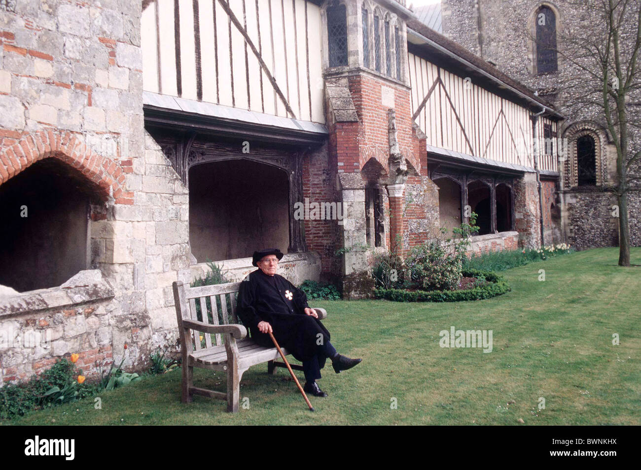 Uno dei fratelli nella tradizionale uniforme in corrispondenza di ente di beneficenza ospedale di Santa Croce a Winchester, INGHILTERRA Foto Stock