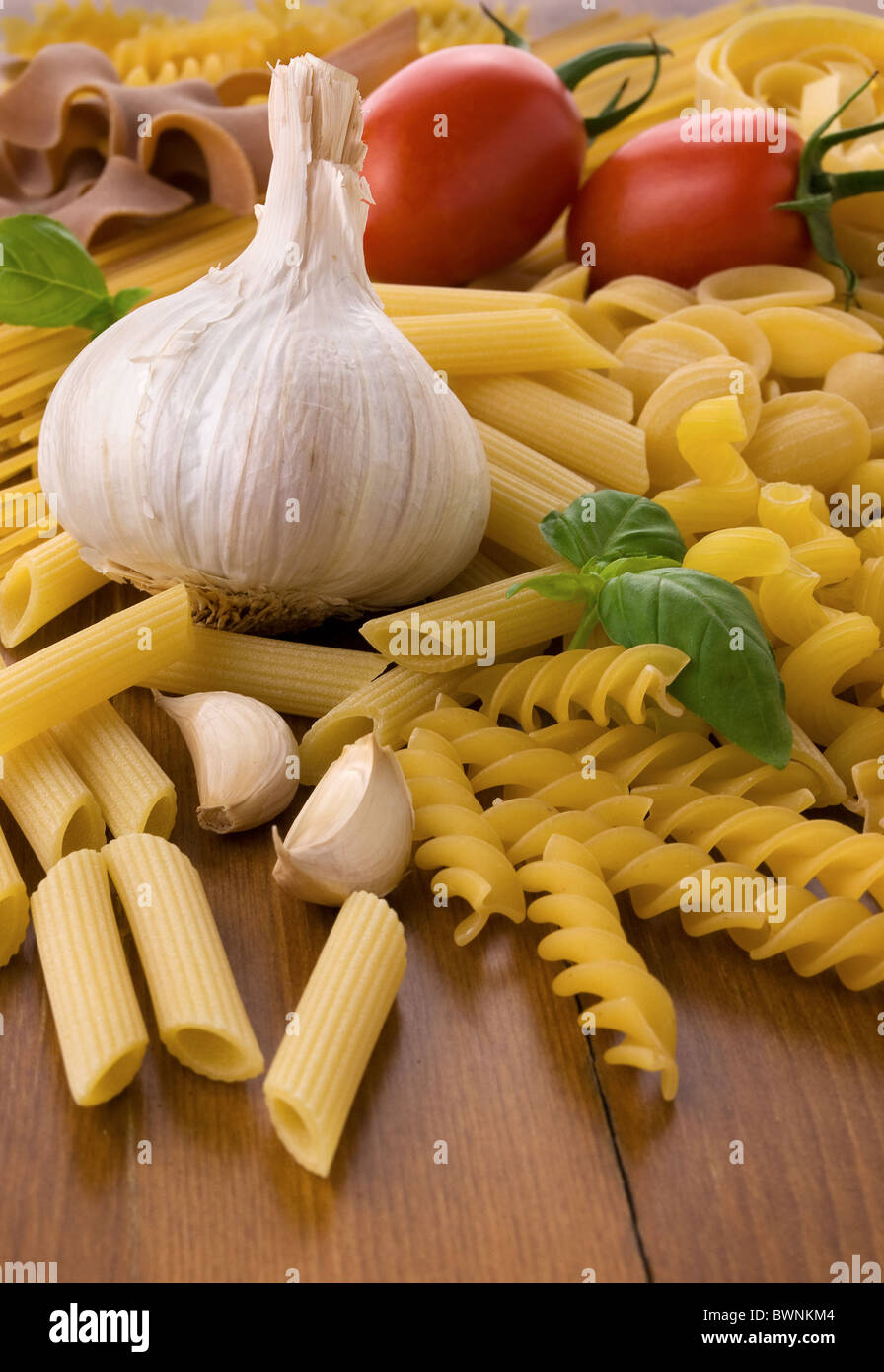 Pasta con pomodori aglio e basilico Foto Stock