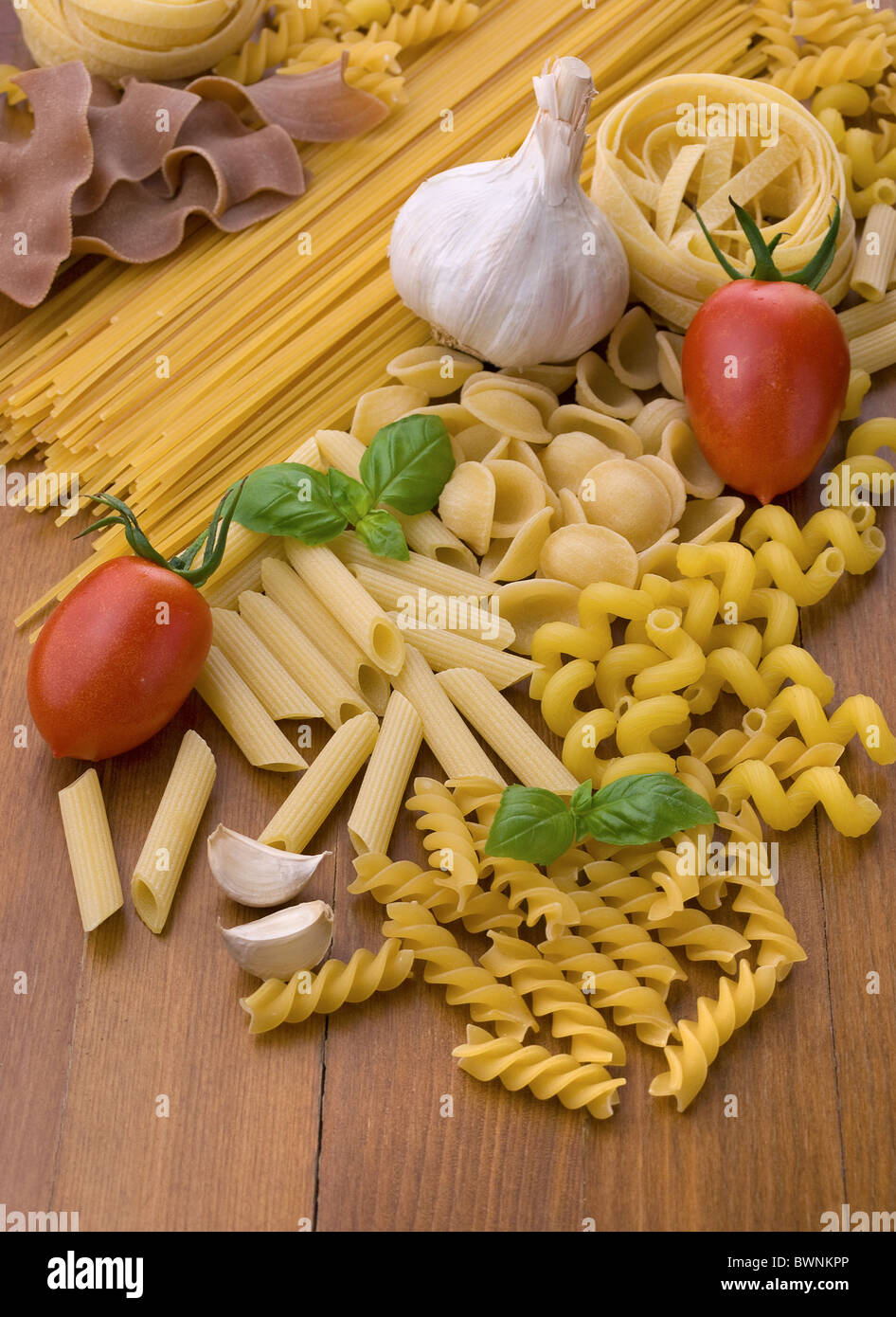 Pasta con pomodori aglio e basilico Foto Stock