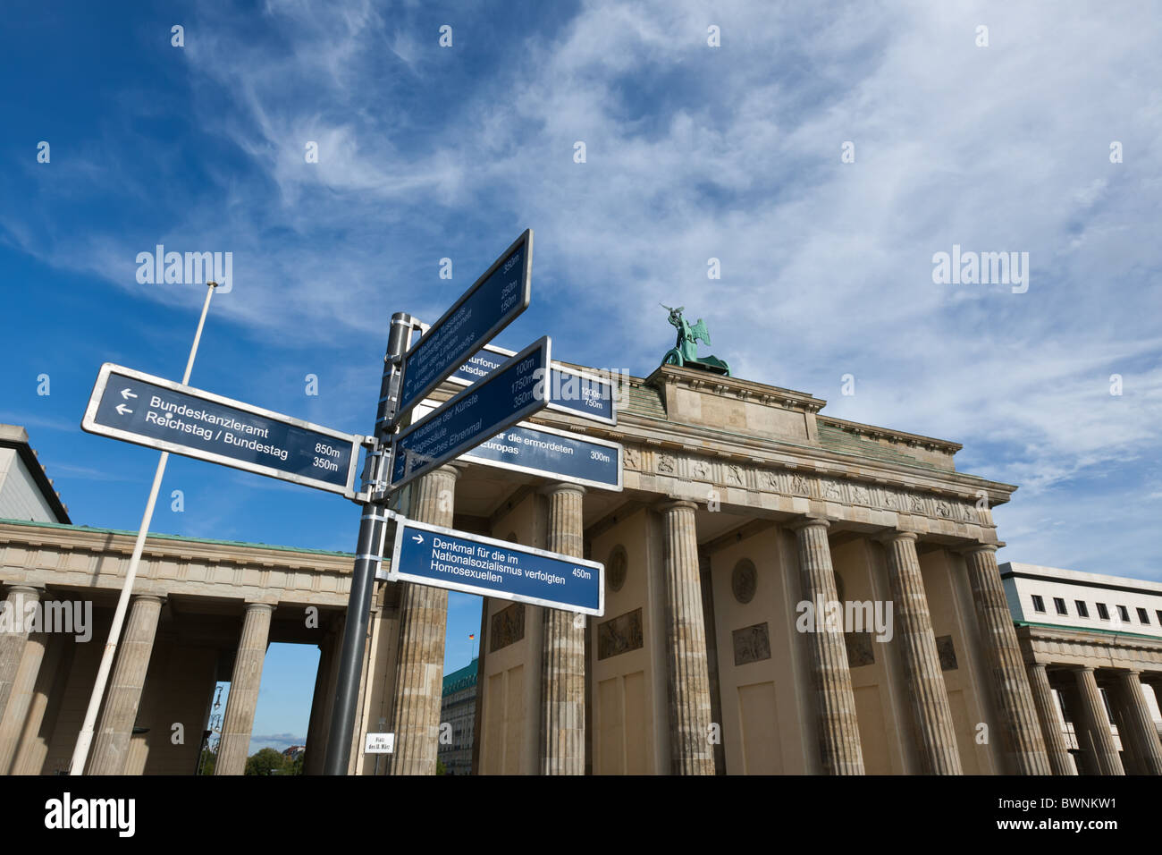 La Porta di Brandeburgo e indicazioni turistiche Foto Stock