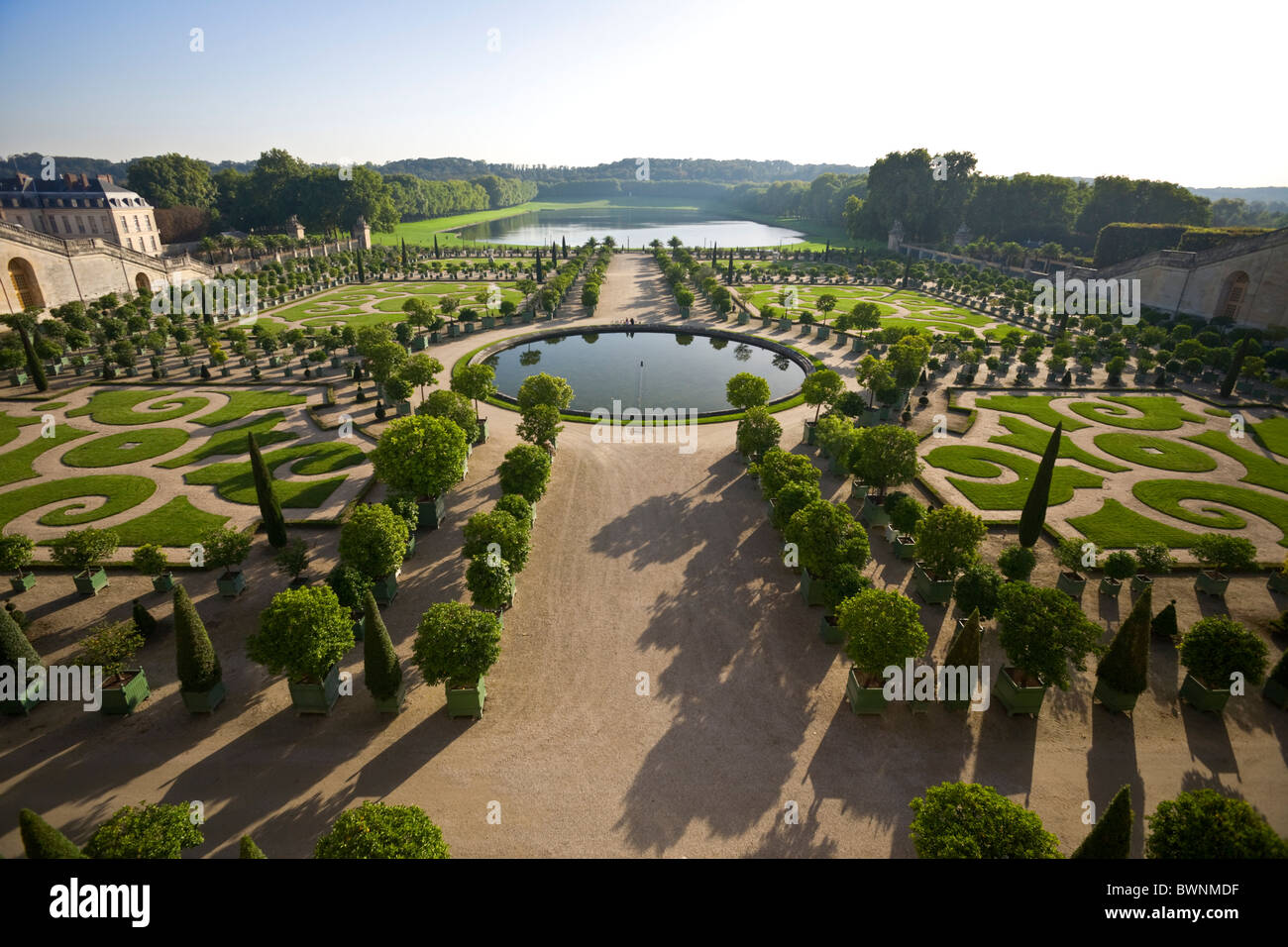 L' Orangerie e il Pièce d' Eau des Suisses del Palazzo di Versailles (Francia). L'Orangerie et la pièce d'eau des Suisses Foto Stock