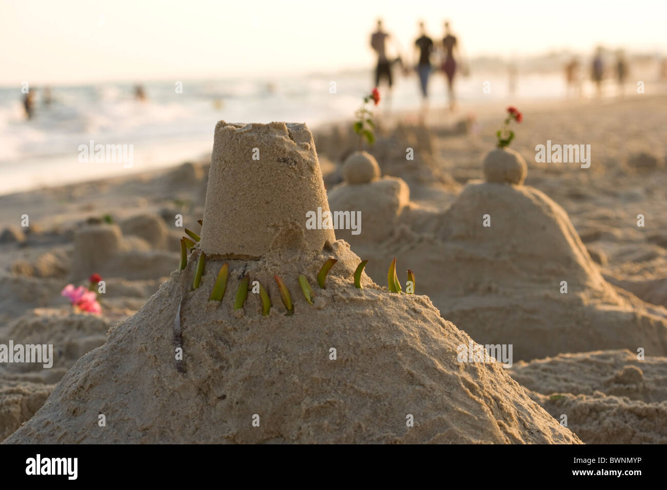 Sandcastle su una spiaggia Foto Stock