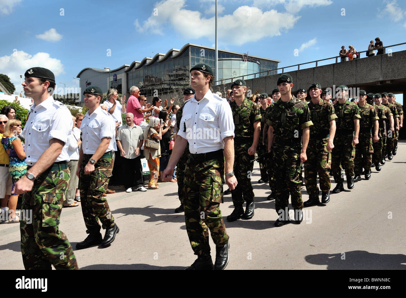 I fucili reggimento marciando attraverso bournemouth gdns.Dopo aver avuto la libertà di Bournemouth.25 luglio 2010 Foto Stock
