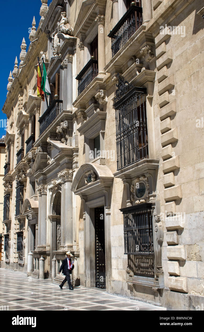 L'uomo entra Real Chancilleria edificio, ora i tribunali, Plaza Nueva, centro città, Granada, Andalusia. Foto Stock