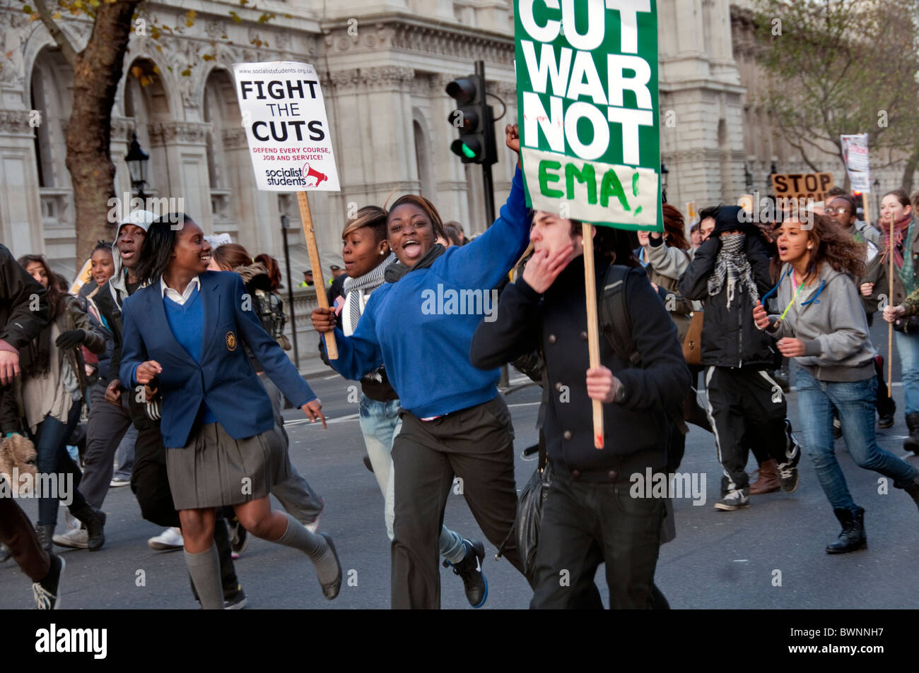 La protesta degli studenti circa incremento le commissioni si è conclusa nella violenza e polizia kettling in Whitehall London 24.11.10 Foto Stock