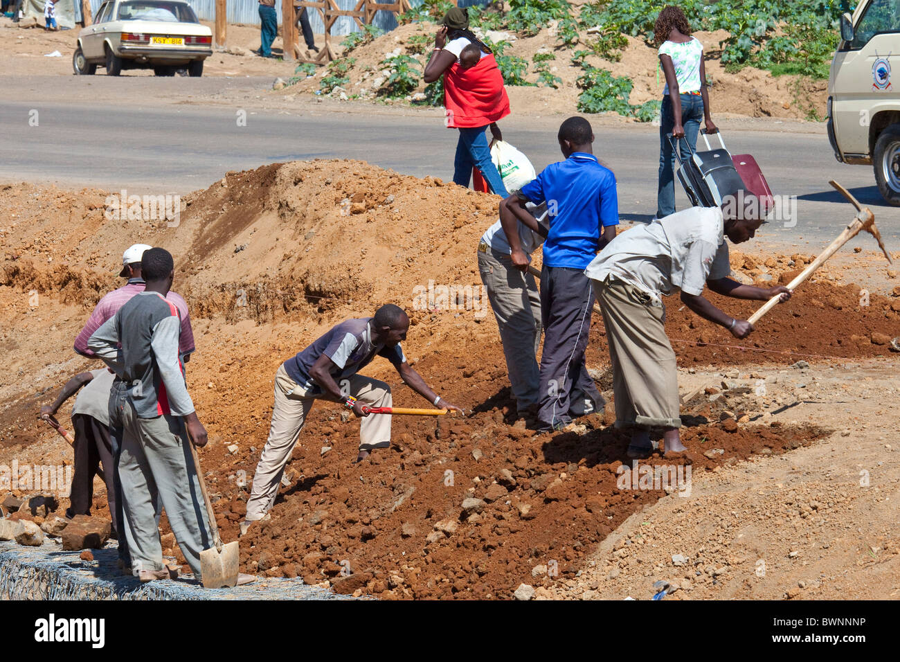 Uomini al lavoro con grimaldelli sul lato della strada a Nairobi in Kenya Foto Stock