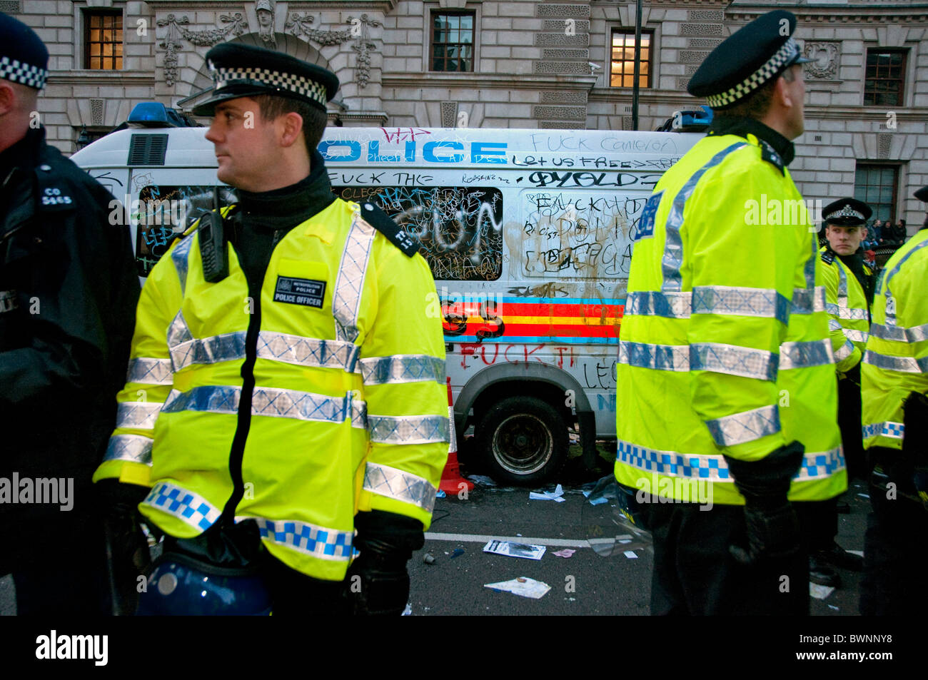 La protesta degli studenti circa le tasse si è conclusa nella violenza e kettling in Whitehall London 24.11.10 Foto Stock