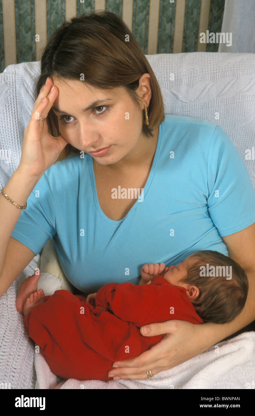Giovane mamma soffre di post natal depressione Foto Stock