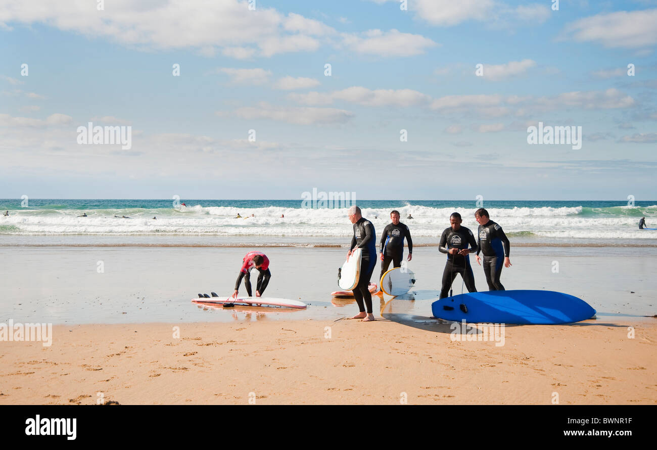 Surfisti in Newquay, Fistral Beach, Cornwall, Regno Unito Foto Stock