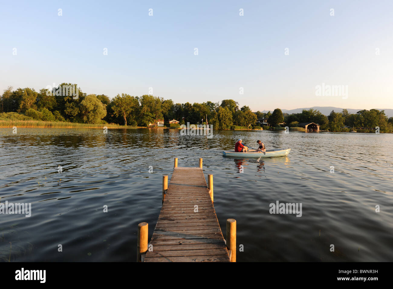 Paio di canottaggio sul lago, Murnau am Staffelsee, Baviera, Germania Foto Stock